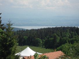 Blick vom Col Vue des Alpes (1283 M.ü.d.M) hinab zum Lac de Neuchâtel